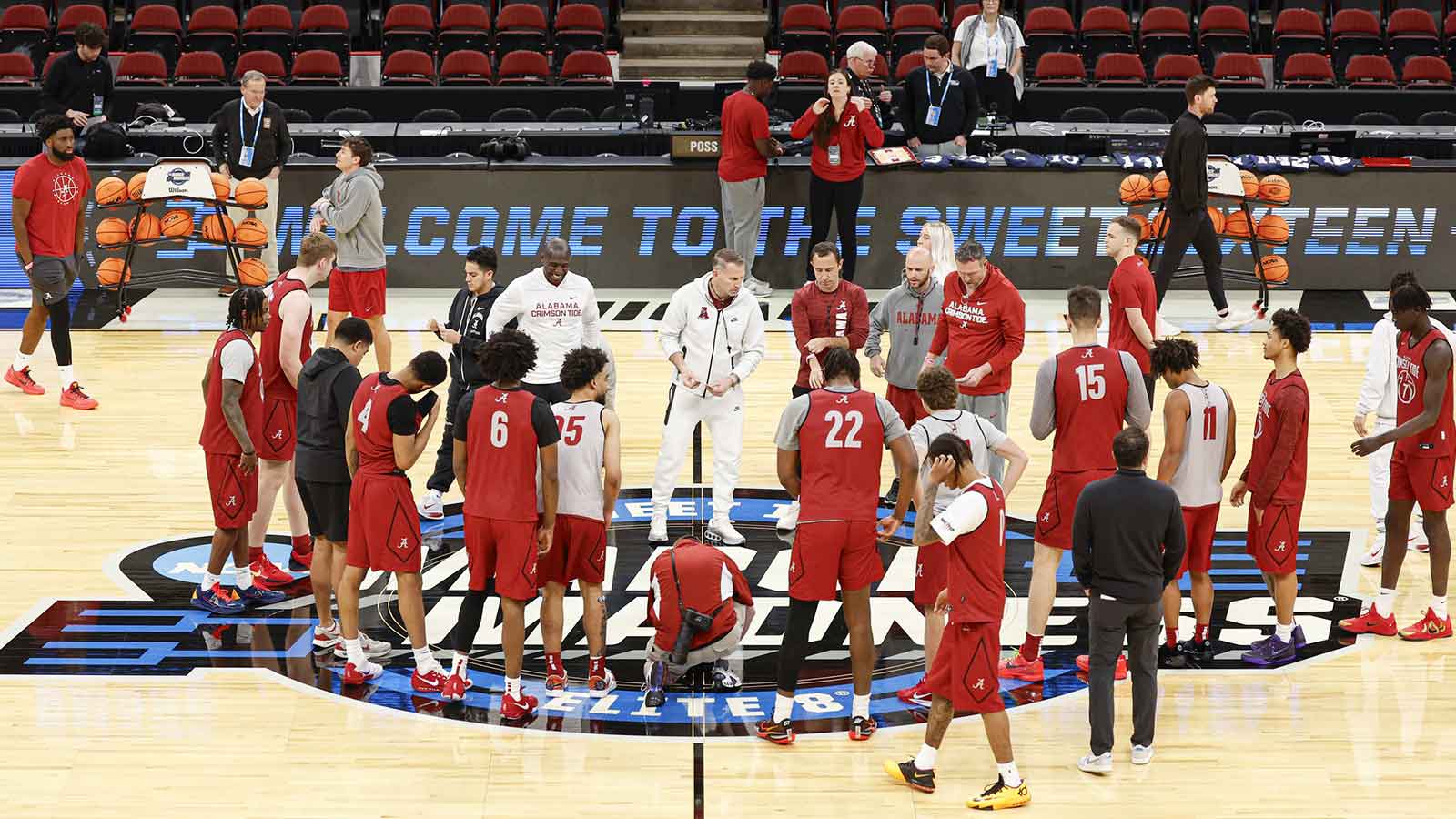 Alabama Crimson Tide head coach Nate Oats talks to his players during a practice session ahead of the Midwest regional of the men's 2026 NCAA Tournament at United Center.