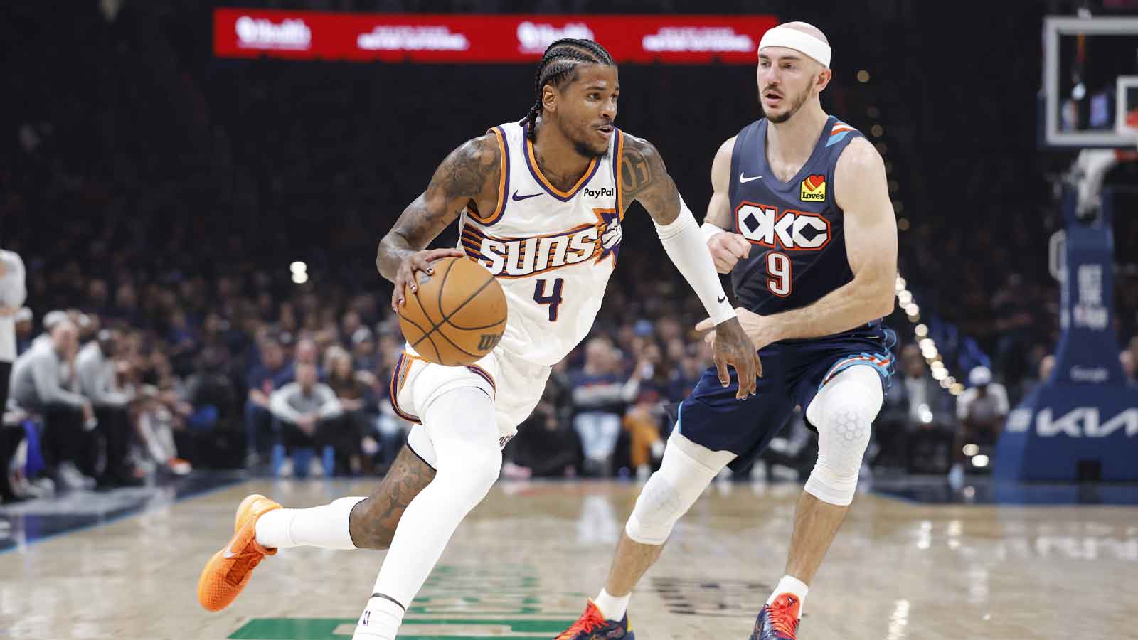 https://wp.clutchpoints.com/wp-content/uploads/2026/04/Alex-Caruso-guards-Jalen-Green.jpg