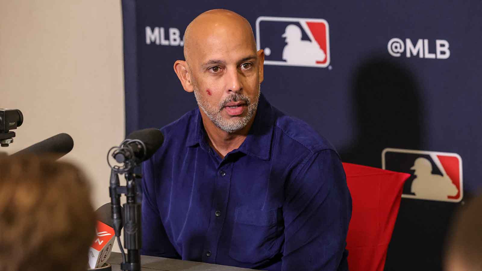 Mets already being urged to pursue Alex Cora after Carlos Mendoza firing