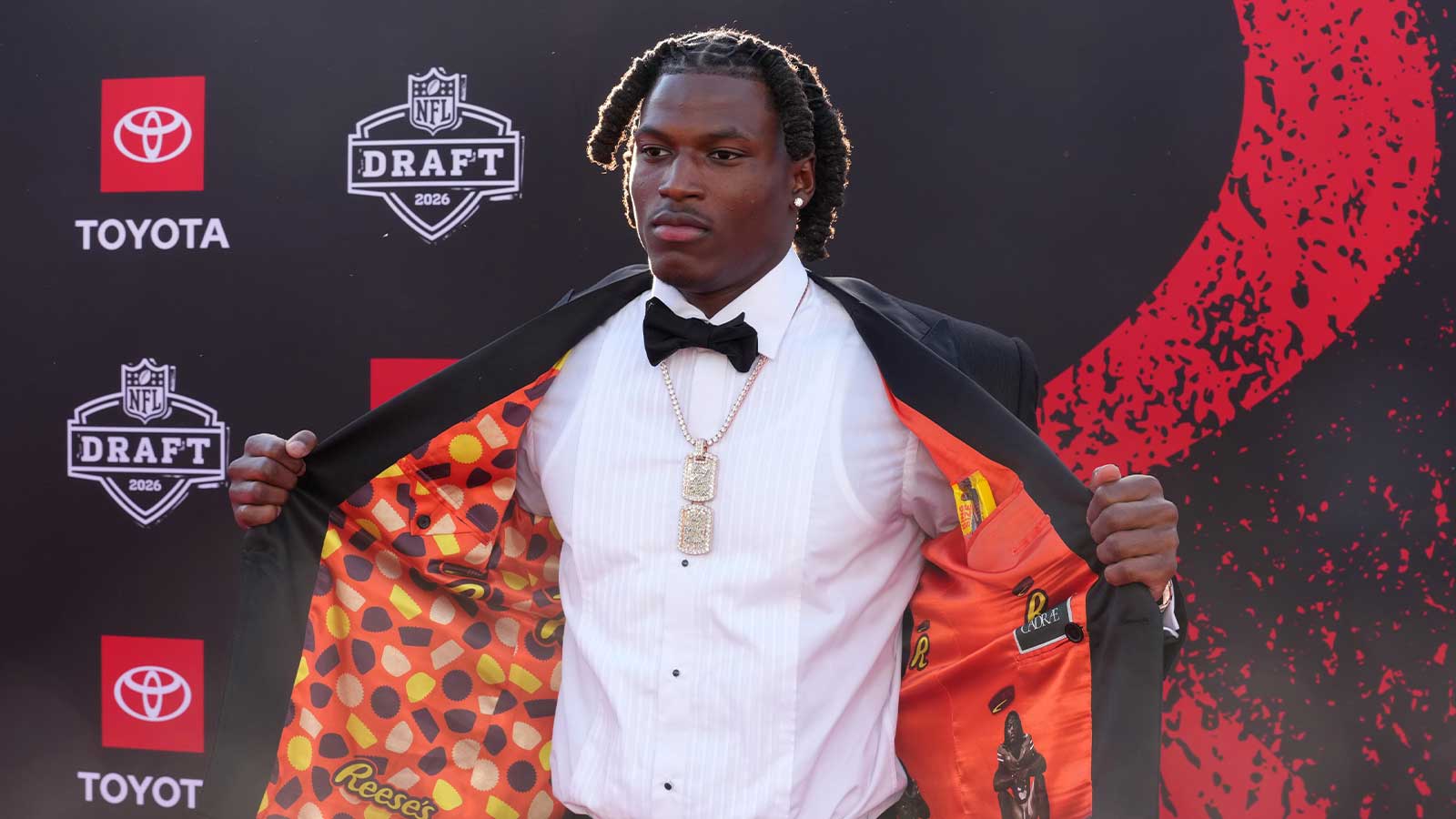 Giants O-lineman’s hilariously candid reaction to Arvell Reese draft pick goes viral