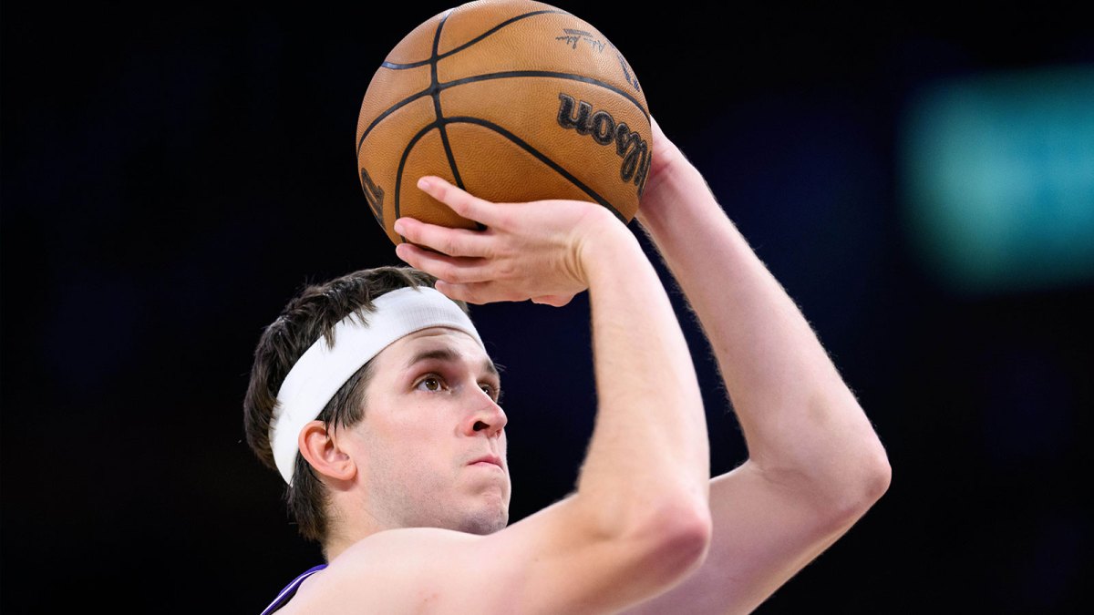 Los Angeles Lakers guard Austin Reaves (15) shoots during the second half against the Brooklyn Nets at Crypto.com Arena.
