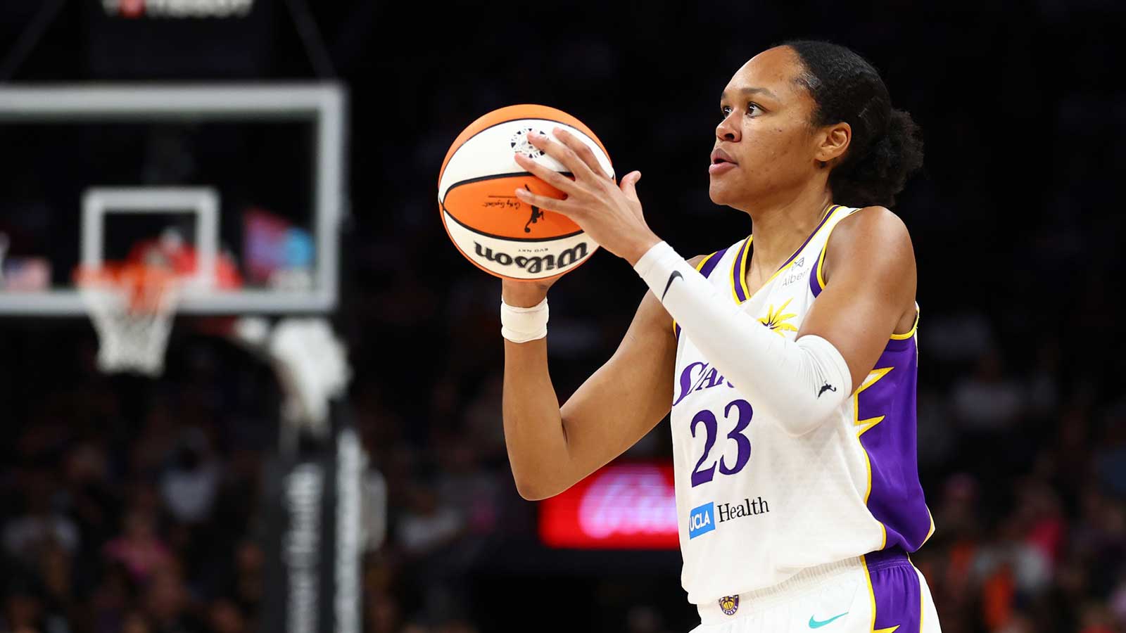 2021 WNBA champion leaves Sparks for Sky reunion after Elizabeth Williams re-signing
