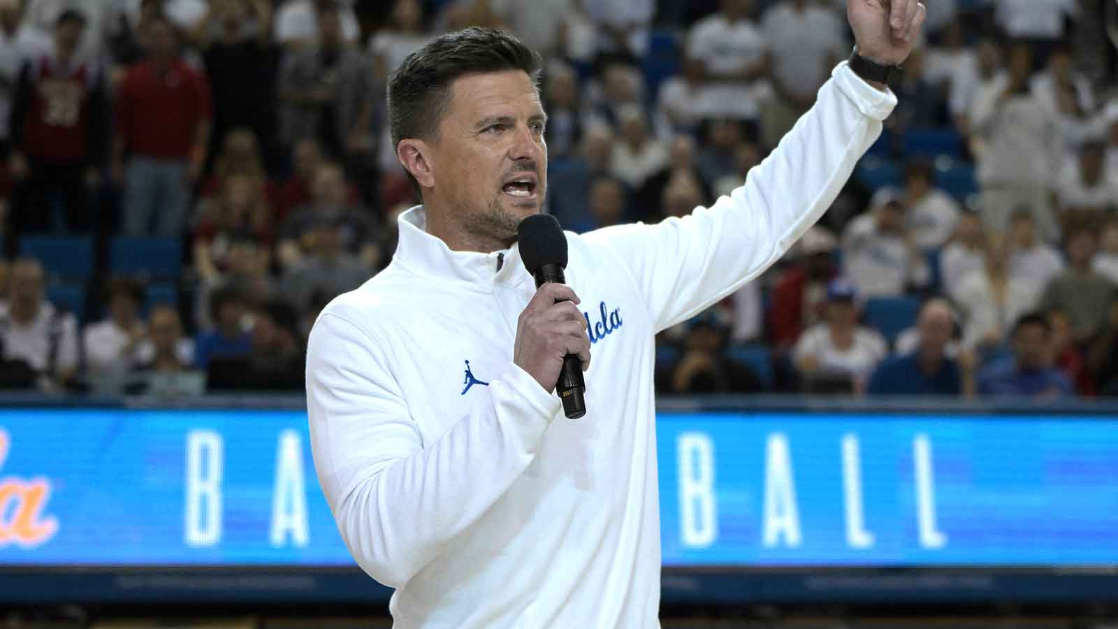 https://wp.clutchpoints.com/wp-content/uploads/2026/04/Bob-Chesney-addresses-crowd.jpg