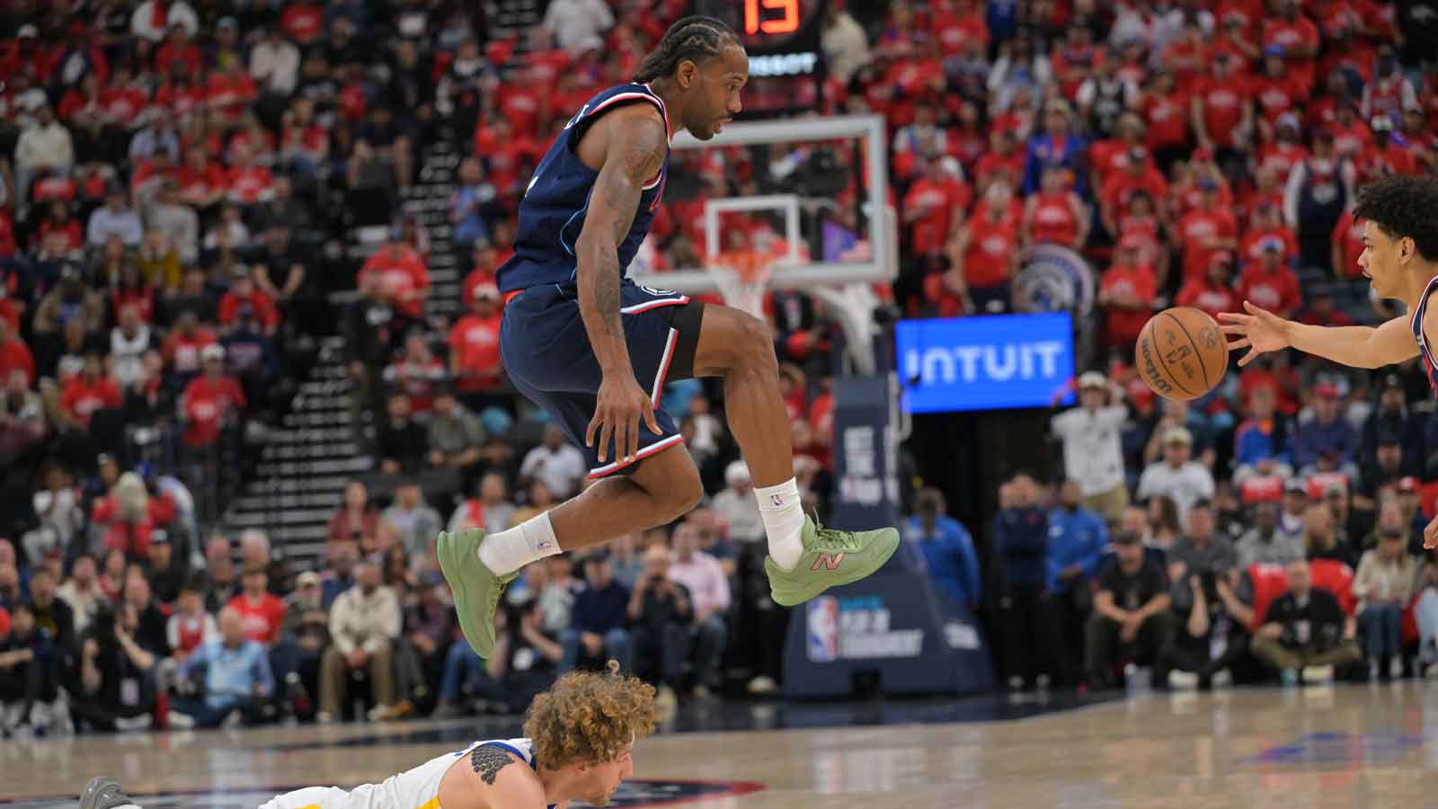 Warriors’ Brandin Podziemski takes painful shot to the face from Kawhi Leonard