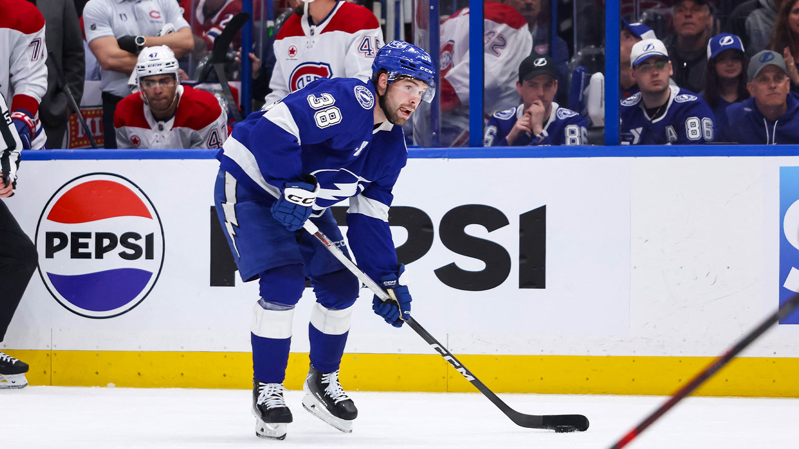 Lightning stun Canadiens with two-goal blitz in Game 1