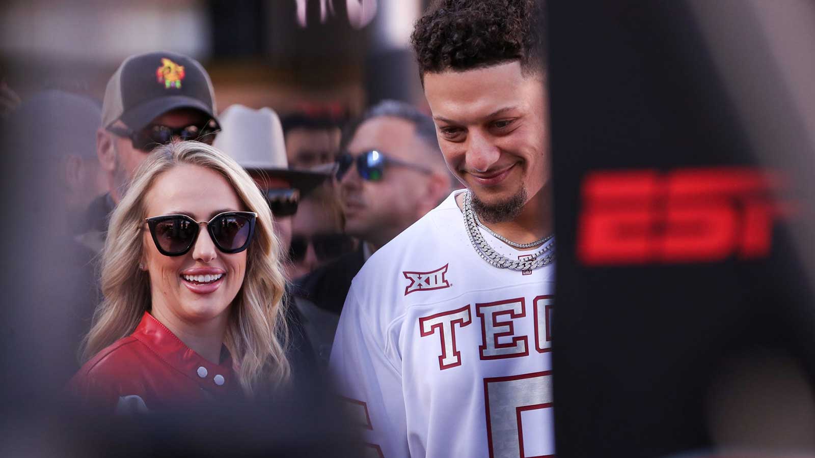 Chiefs’ Patrick Mahomes spotted brace-free during family Texas trip in Brittany Mahomes’ IG post
