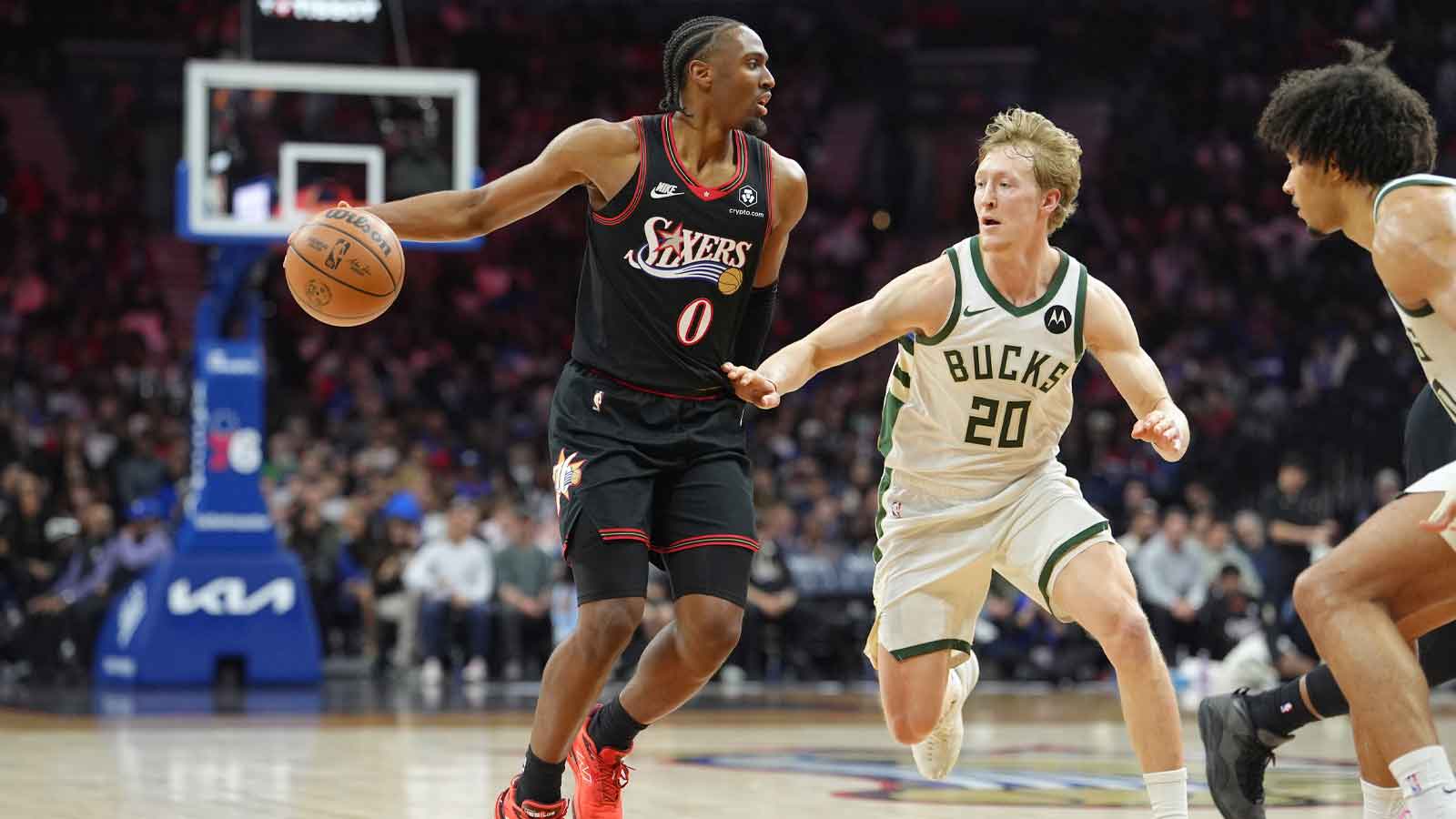 費城 76 人隊後衛 Tyrese Maxey (0) 在 Xfinity Mobile Arena 的第三節中與密爾瓦基公鹿隊後衛 AJ Green (20) 控球。