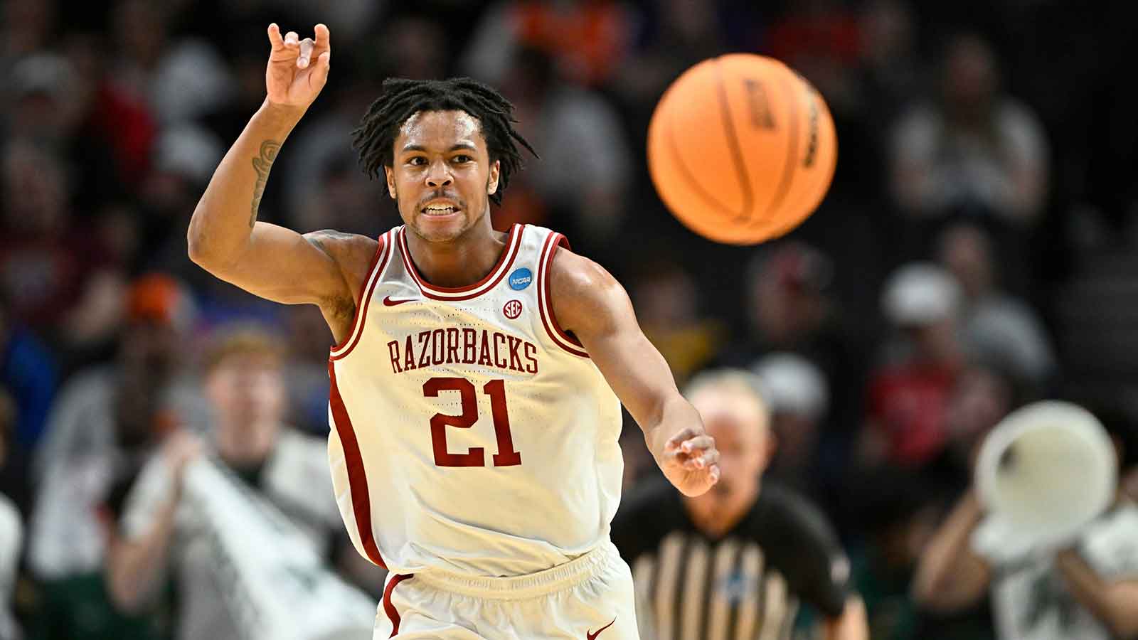 https://wp.clutchpoints.com/wp-content/uploads/2026/04/DJ-Wagner-Arkansas.jpg