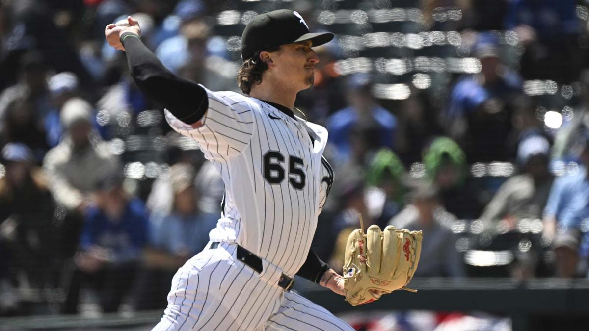 Chicago White Sox pitcher Davis Martin (65) delivers during the first inning against the Toronto Blue Jays at Rate Field.