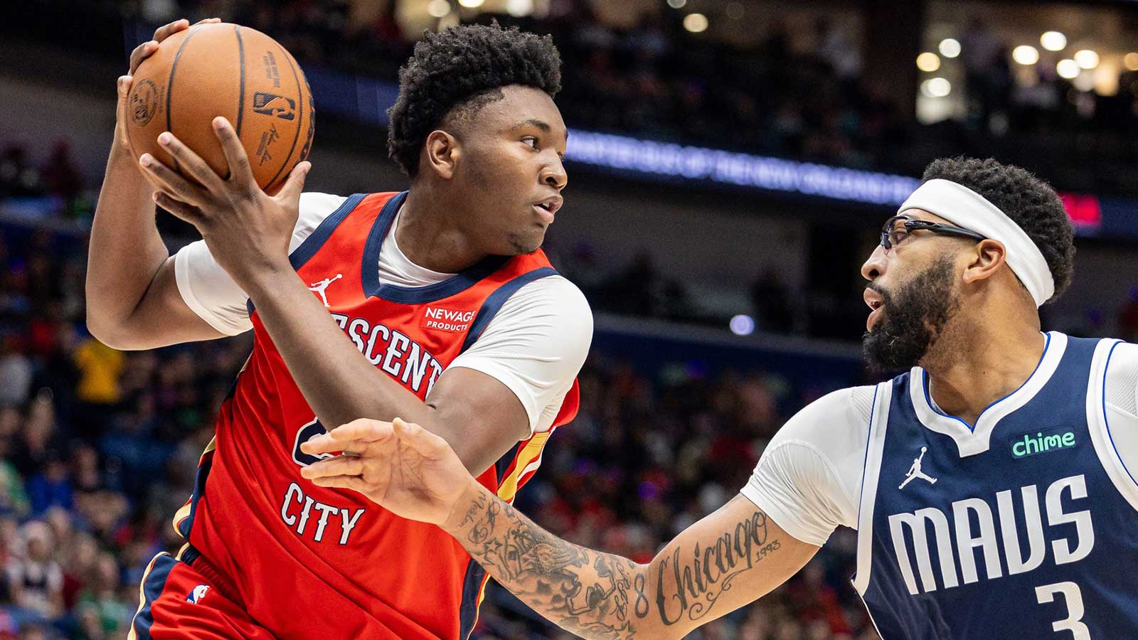 New Orleans Pelicans center Derik Queen (22) looks to pass the ball against Dallas Mavericks forward/center Anthony Davis (3) during the first half at Smoothie King Center.