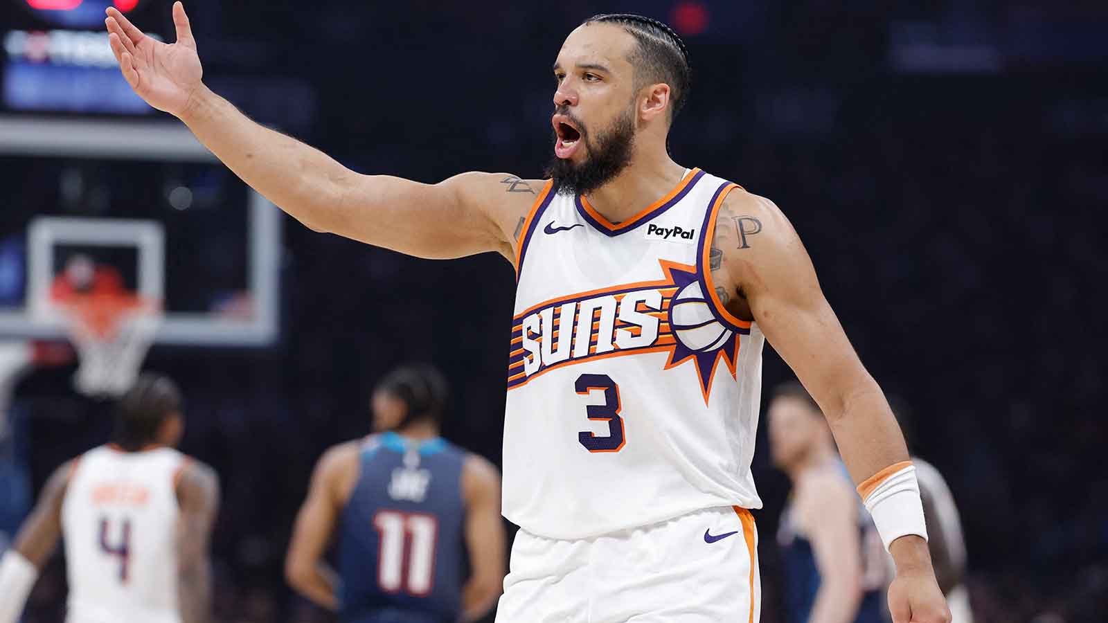 2026 年 NBA 季後賽首輪第二場比賽在 Paycom Center 舉行，菲尼克斯太陽隊前鋒狄龍·布魯克斯 (Dillon Brooks) (3) 在上半場對陣俄克拉荷馬城雷霆隊的比賽後做手勢。 