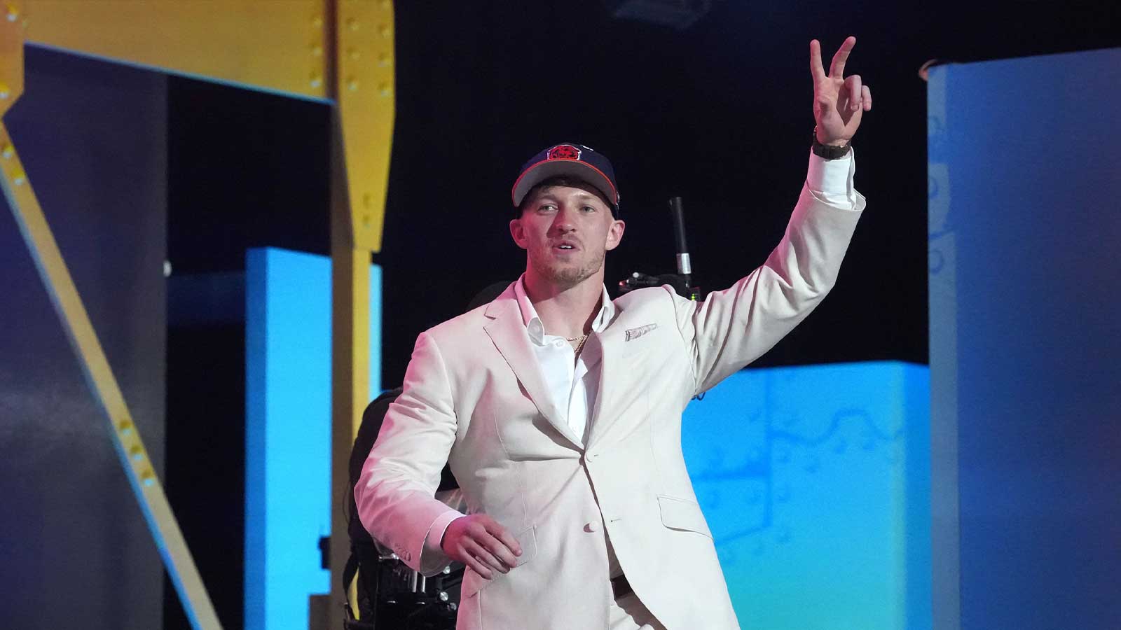 Oregon Ducks defensive back Dillon Thieneman is selected by the Chicago Bears as the number 25 pick during the 2026 NFL Draft at Acrisure Stadium. 