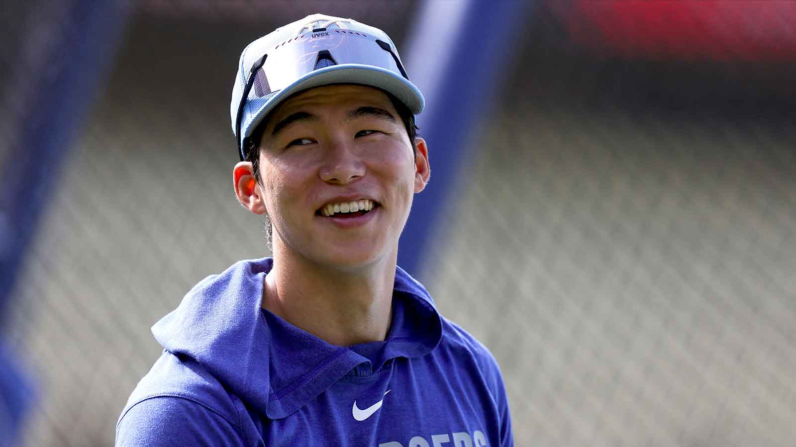 Dodgers’ Dave Roberts defends Hyeseong Kim for wild overthrow error vs. Giants
