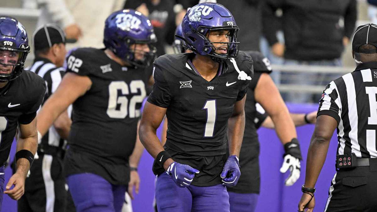 TCU Horned Frogs wide receiver Eric McAlister (1) scores a touchdown during the game between the Horned Frogs and the Bearcats at Amon G. Carter Stadium.