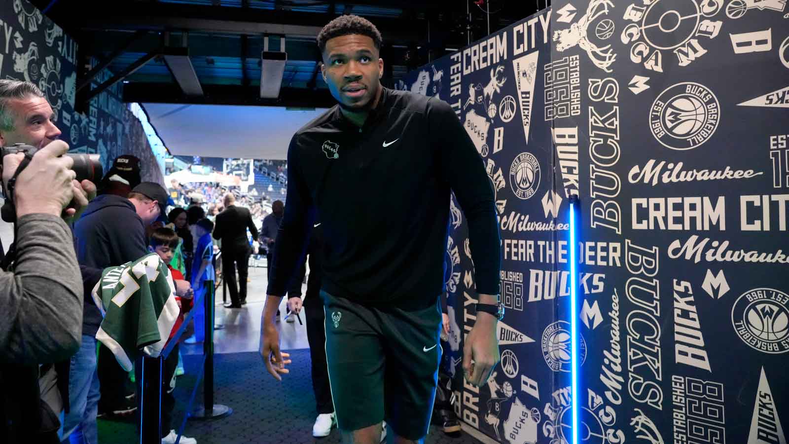 https://wp.clutchpoints.com/wp-content/uploads/2026/04/Giannis-Antetokounmpo-1-1.jpg