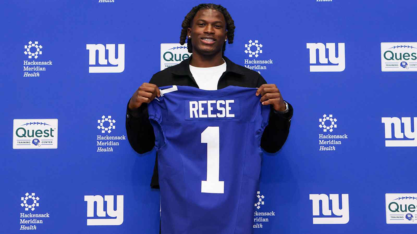 New York Giants draft pick Arvell Reese poses for a photo during the introductory press conference at Quest Diagnostics Training Center.