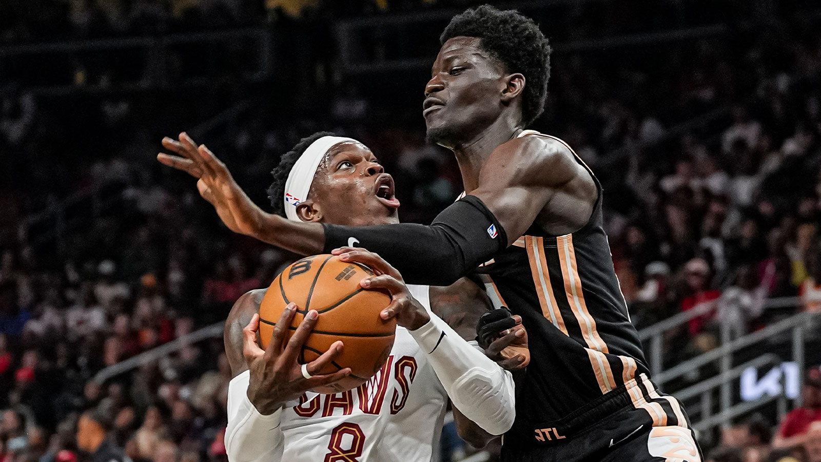 Hawks backup leaves Knicks playoff game after scary collision with stanchion