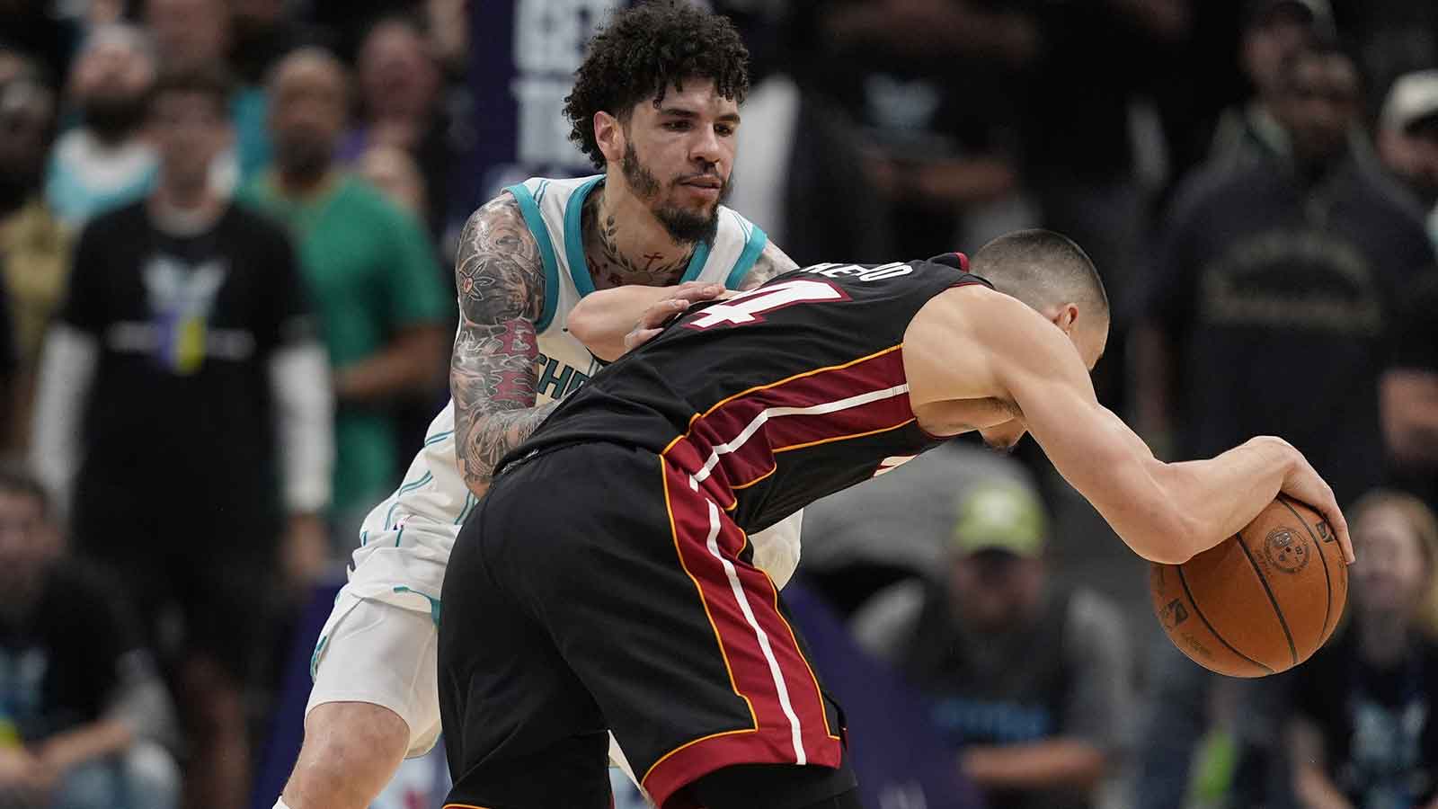2026 年 NBA 季後賽夏洛特黃蜂隊與邁阿密熱火隊在 Spectrum Center 進行的附加賽中，黃蜂隊後衛拉梅洛·鮑爾 (1) 在下半場防守邁阿密熱火隊後衛泰勒·希羅 (14)