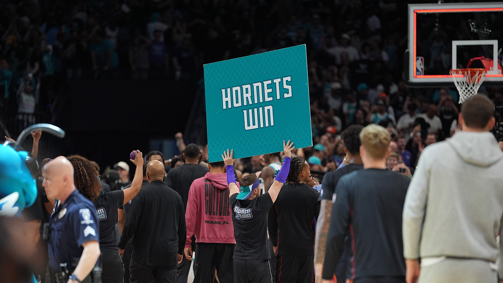 Knicks’ Josh Hart’s ‘crazy’ reaction to Heat-Hornets play-in thriller goes viral