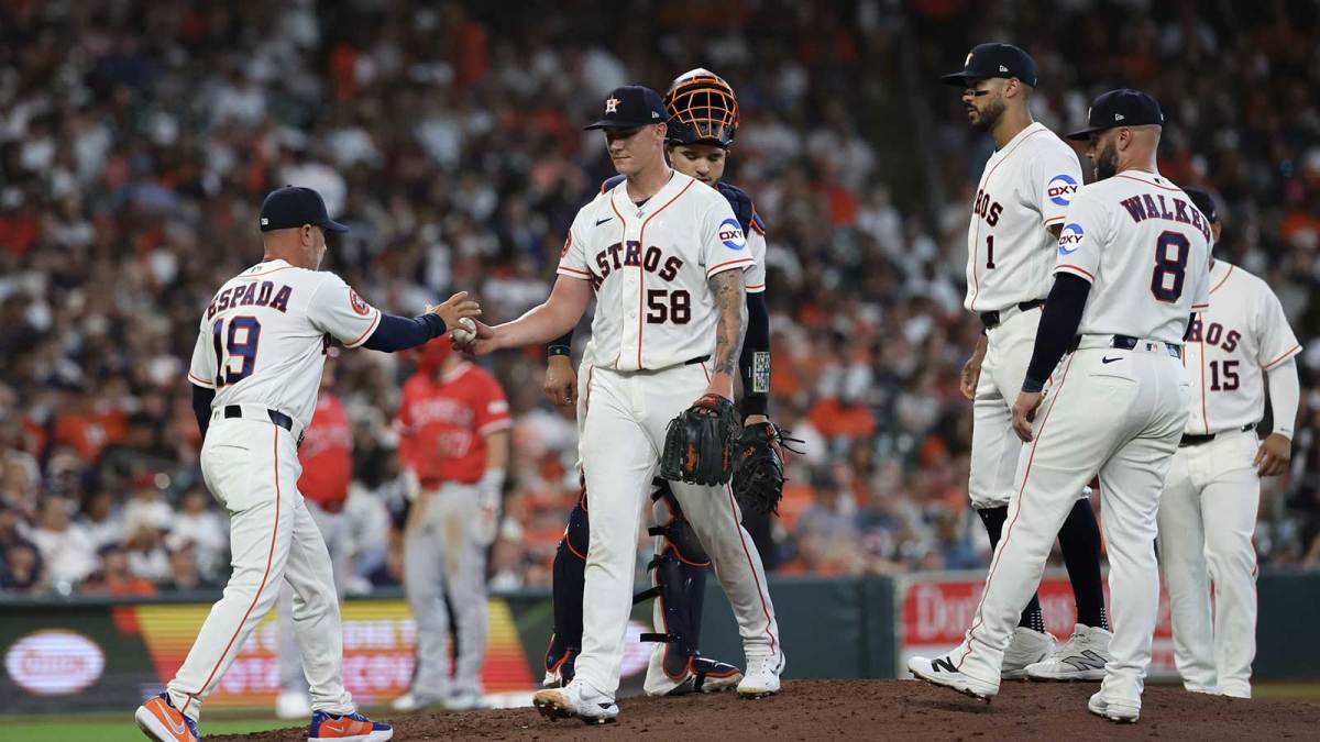 Houston Astros manager Joe Espada (19) pulls starting pitcher Hunter Brown (58) in the fifth inning against the Los Angeles Angels at Daikin Park