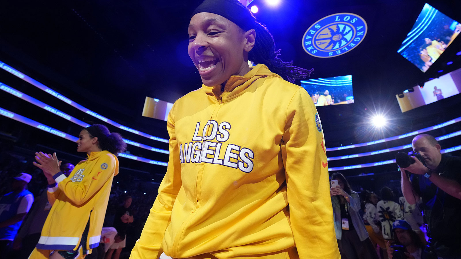 Sparks re-sign locker room favorite to camp contract