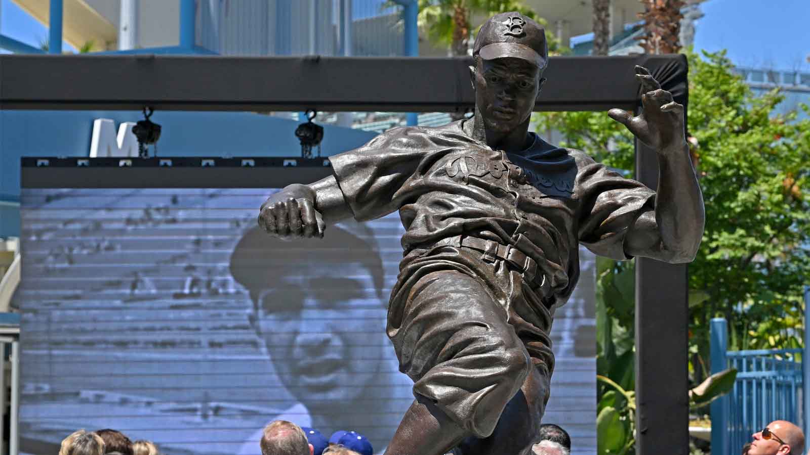 Watch Dave Roberts address Dodgers, Mets players on Jackie Robinson Day