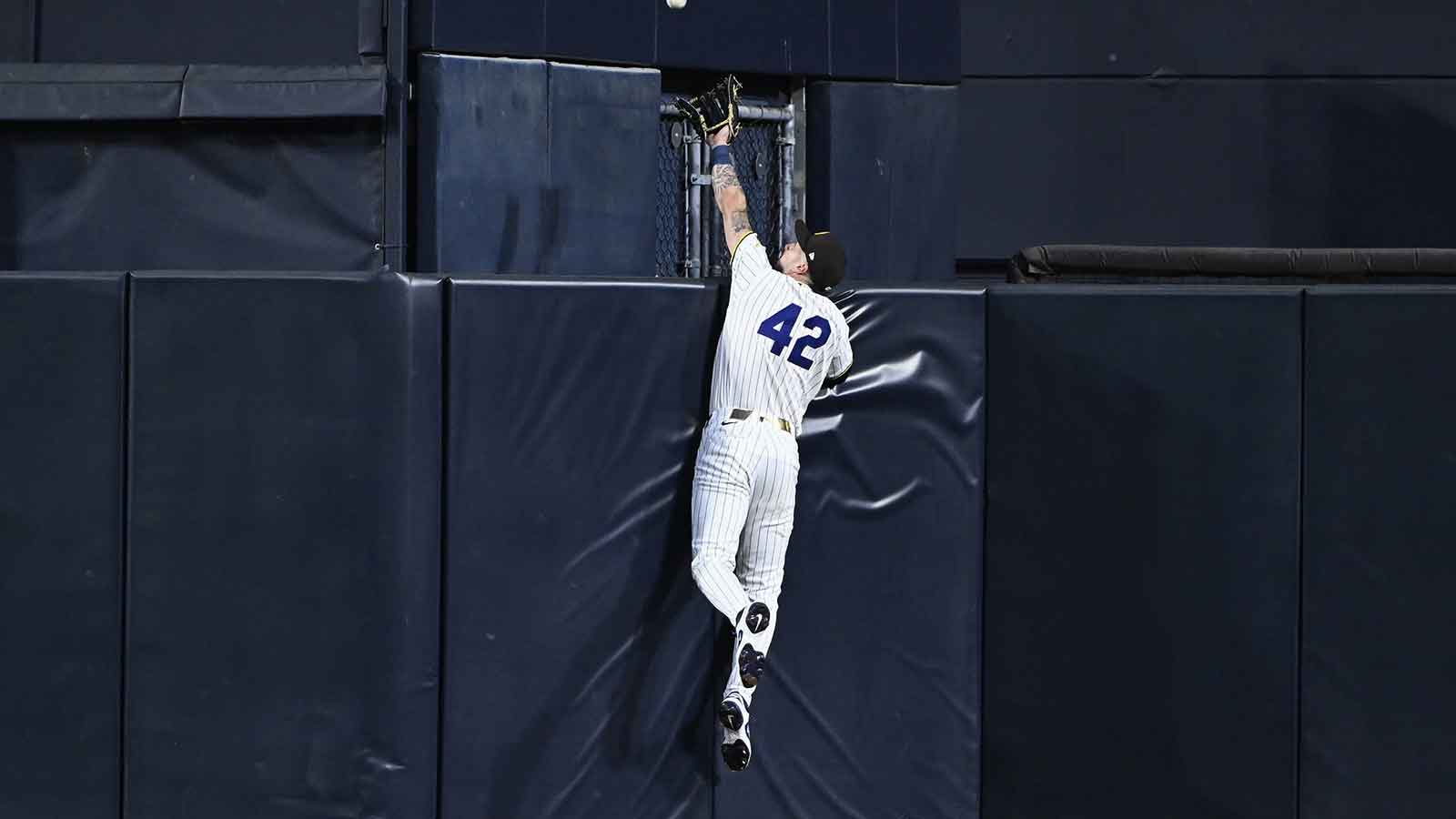 Padres’ Jackson Merrill robs home run from Mariners Julio Rodriguez