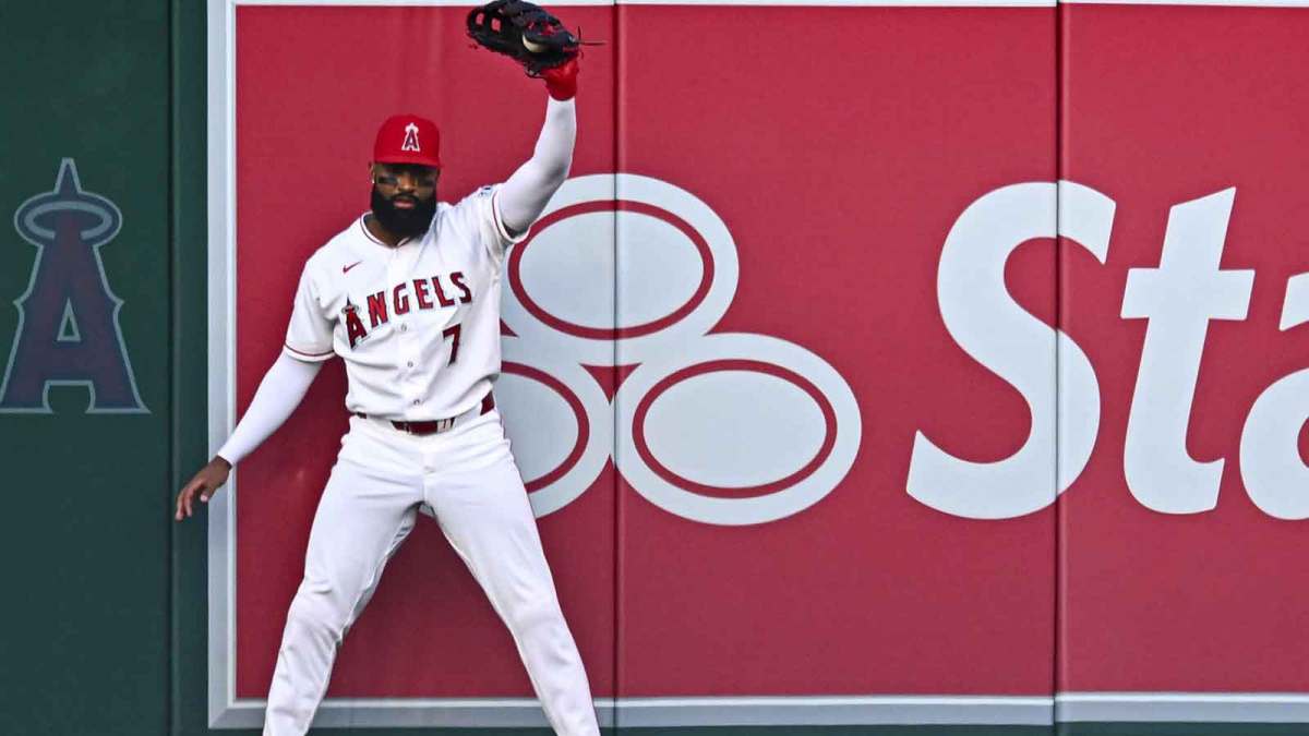 Los Angeles Angels right fielder Jo Adell (7) makes a catch against the Seattle Mariners during the first inning at Angel Stadium.