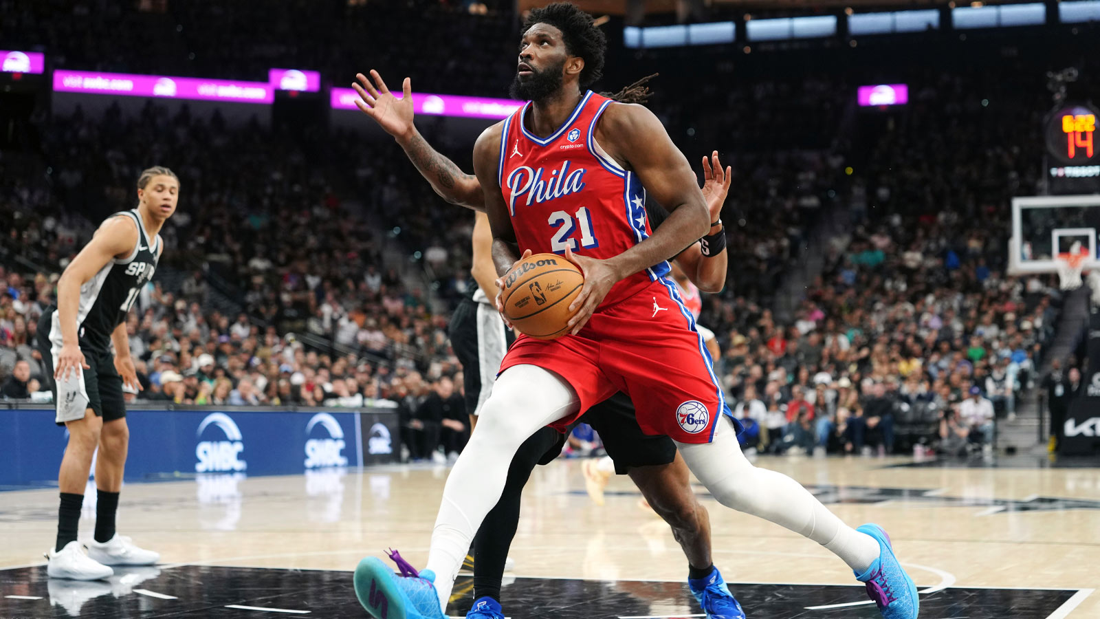 https://wp.clutchpoints.com/wp-content/uploads/2026/04/Joel-Embiid-playing-against-Spurs.jpg