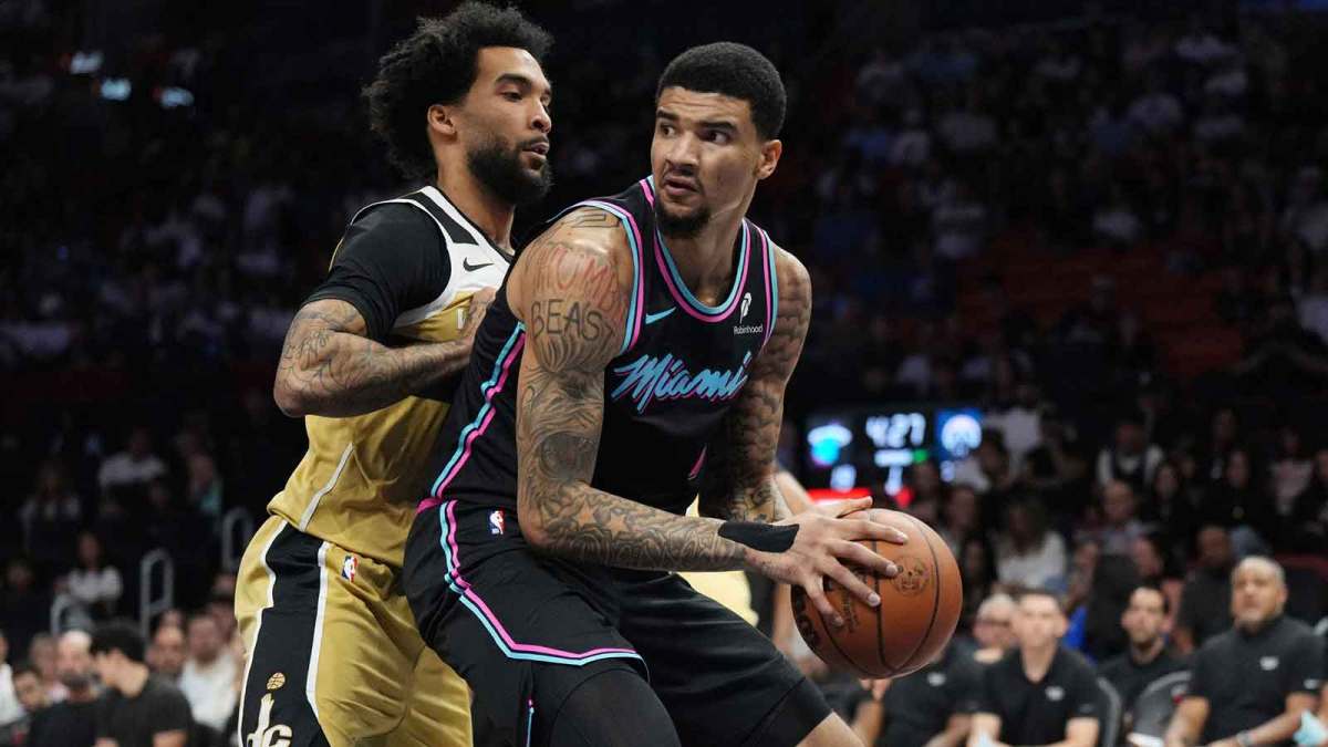 Miami Heat center Kel'el Ware (7) looks to pass the ball as Washington Wizards forward Justin Champagnie (9) defends during the first half at Kaseya Center.