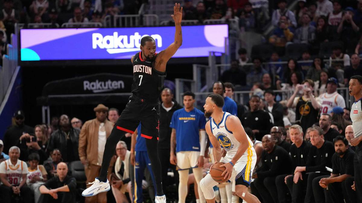 Rockets forward Kevin Durant (7) defends Warriors guard Stephen Curry
