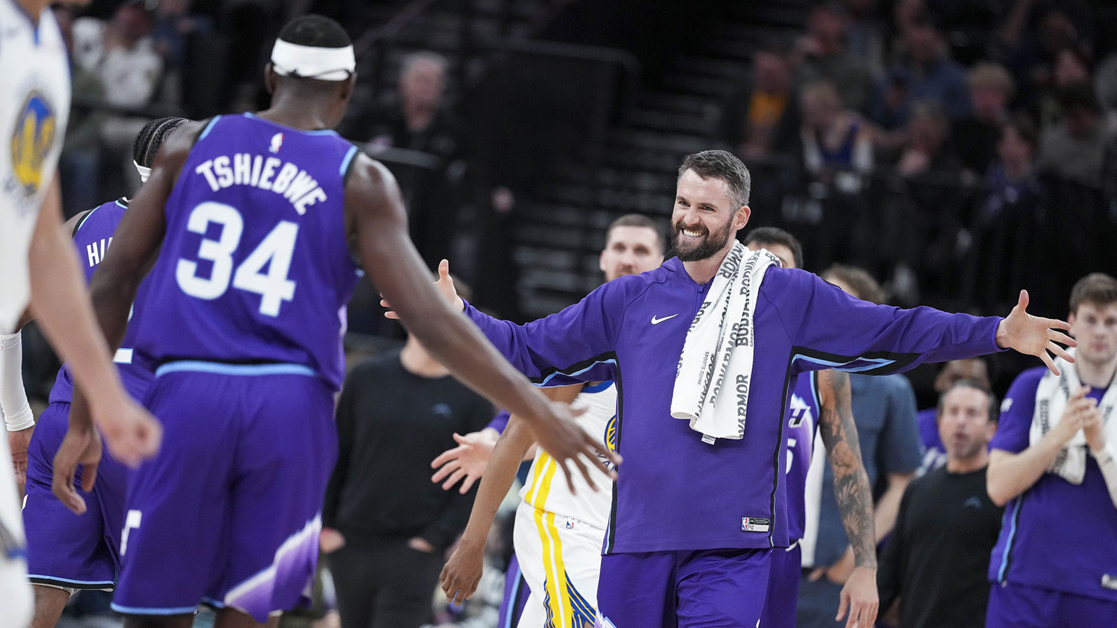 Utah Jazz center Kevin Love (42) celebrates towards Utah Jazz center Oscar Tshiebwe (34) in the third quarter at Delta Center.
