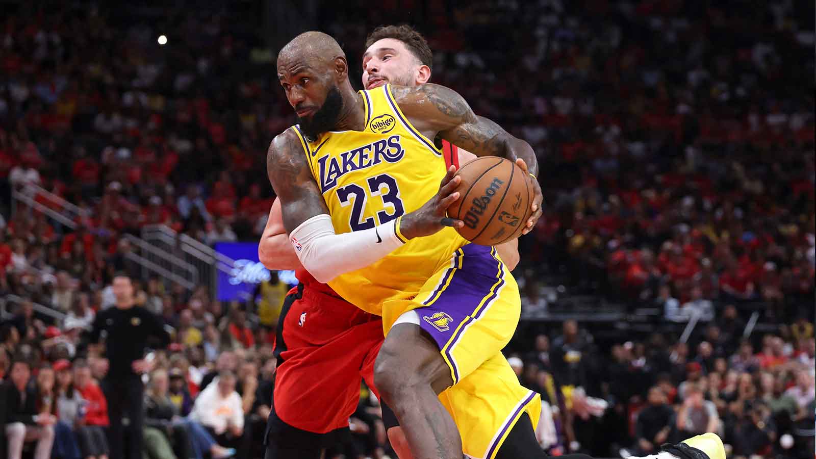 Fan hilariously ends up on wrong side of LeBron James’ Lakers highlight