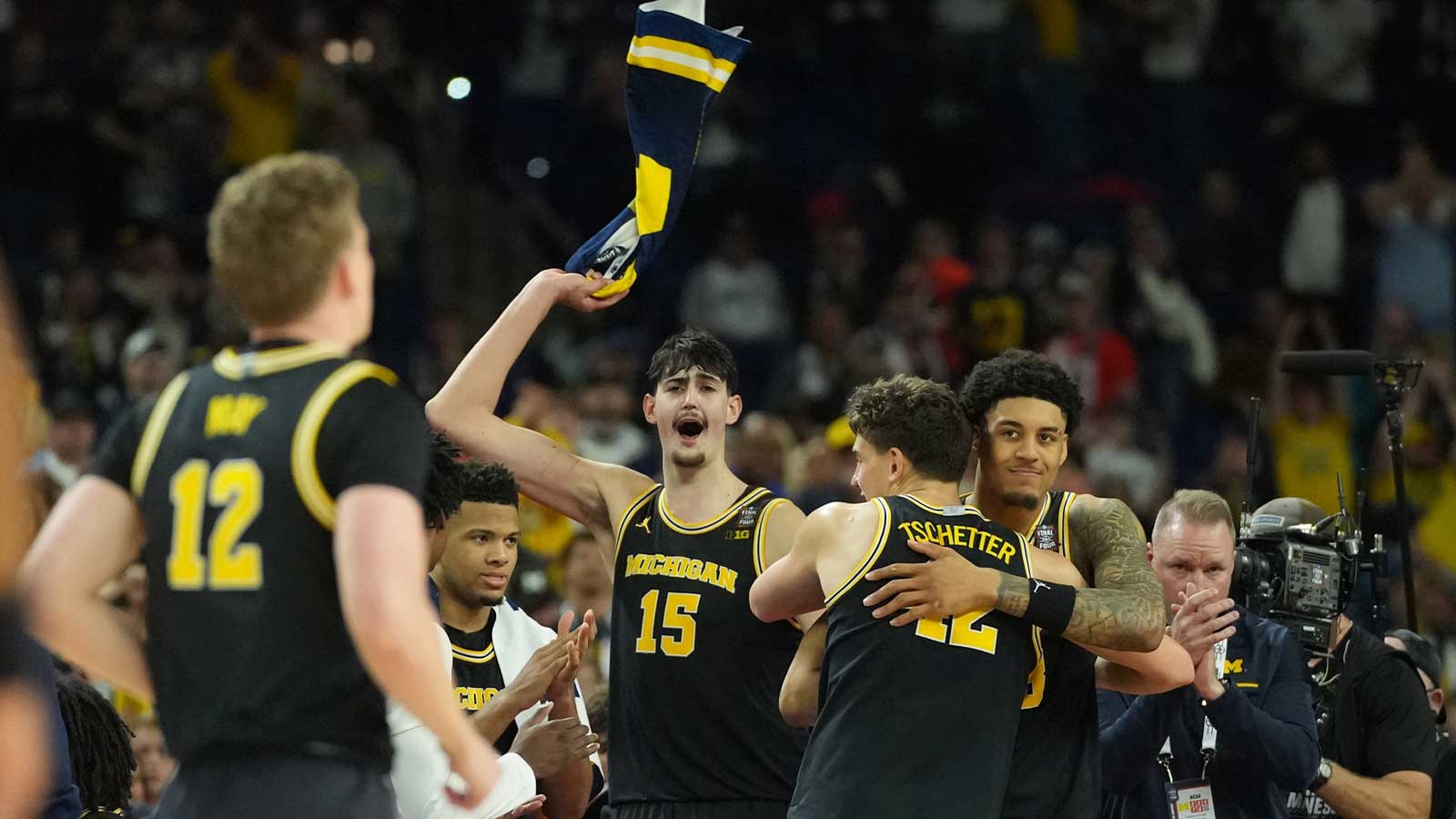 Michigan ties NCAA tournament record with dominant win over Arizona