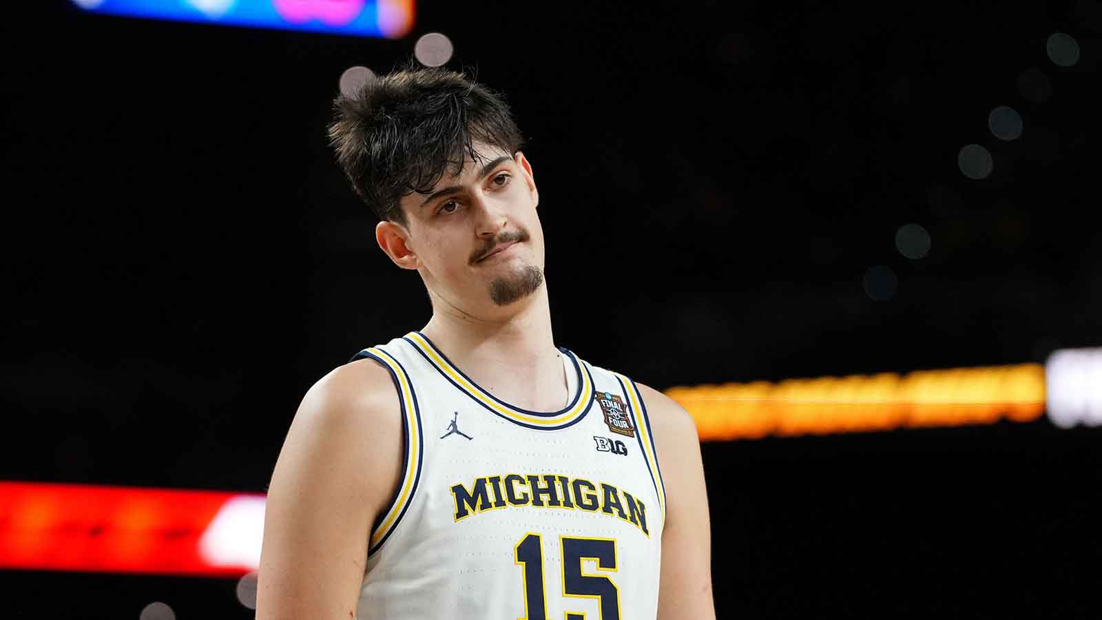 狼獾隊中鋒阿戴·馬拉（15 歲）在盧卡斯石油體育場舉行的 2026 年 NCAA 男子錦標賽四強賽全國錦標賽上半場對陣康涅狄格大學哈士奇隊的比賽後做出反應