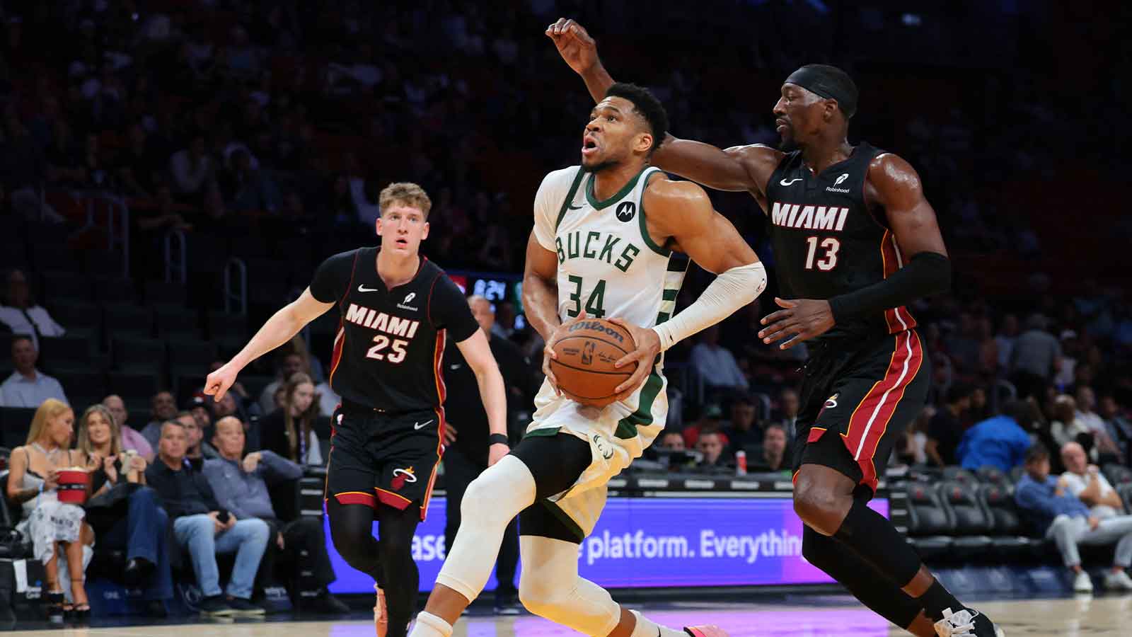 密爾瓦基公鹿隊前鋒揚尼斯·阿德托昆博（Giannis Antetokounmpo，34 歲）在卡塞亞中心的第一節比賽中對陣邁阿密熱火隊中鋒巴姆·阿德巴約（Bam Adebayo，13 歲）。
