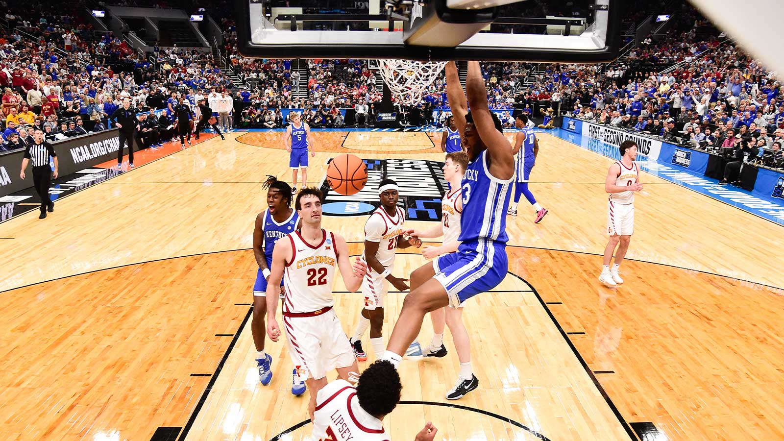 https://wp.clutchpoints.com/wp-content/uploads/2026/04/Mouhamed-Diobate-dunking-.jpg