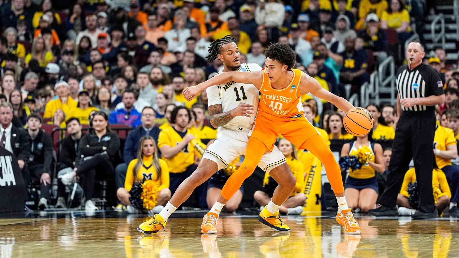 Michigan guard Roddy Gayle Jr. (11) defends Tennessee forward Nate Ament (10) during the first half of NCAA Tournament Elite 8 round.