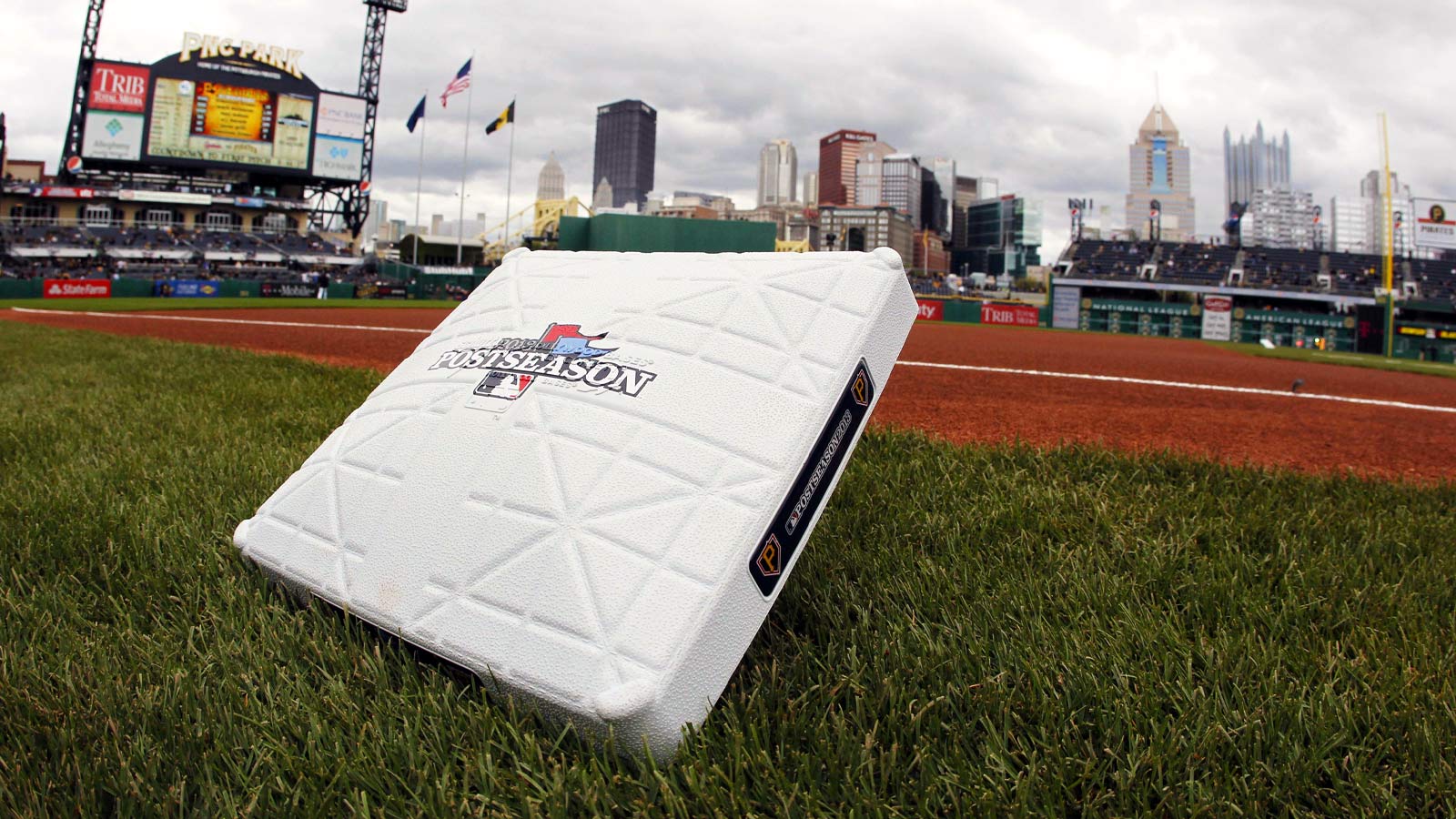 Pirates veteran pitcher out 6 weeks with knee injury