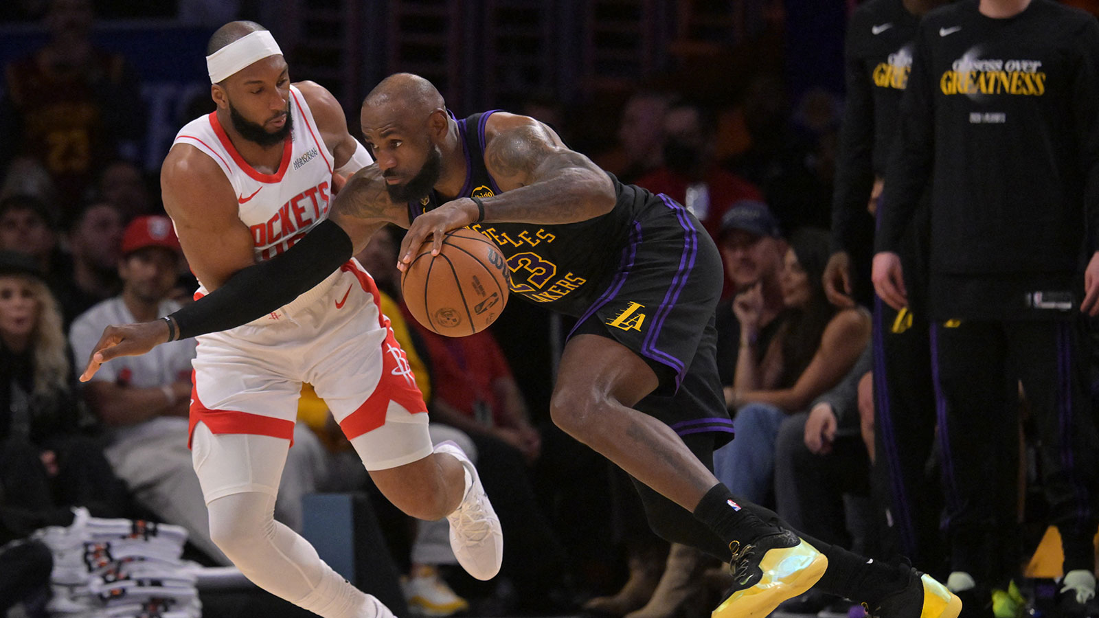 Lakers’ LeBron James needs to ‘sit the hell down’ after epic reverse dunk