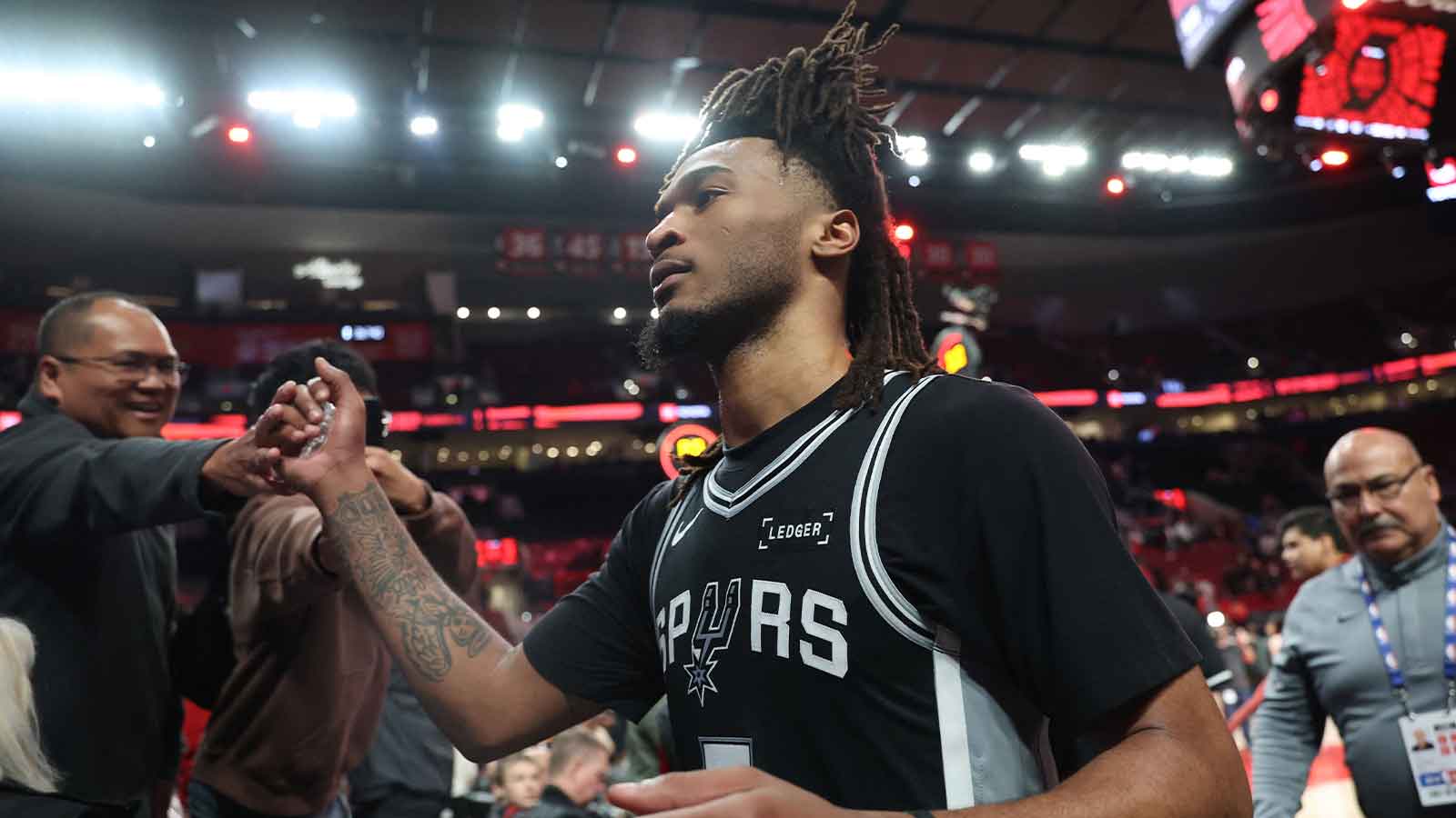 Spurs’ Stephon Castle leaves Game 4 vs. Blazers with hand injury scare