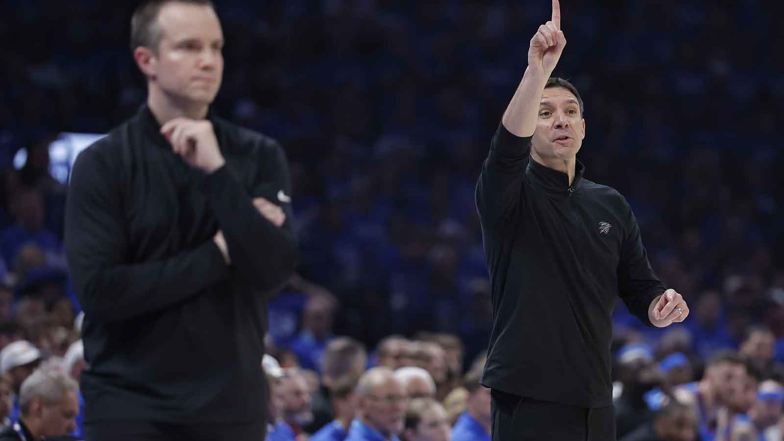 2026 年 NBA 季後賽第一輪比賽在 Paycom 中心舉行，雷霆主教練馬克·戴尼奧在第二節對陣菲尼克斯太陽隊的比賽中向他的球隊做出手勢