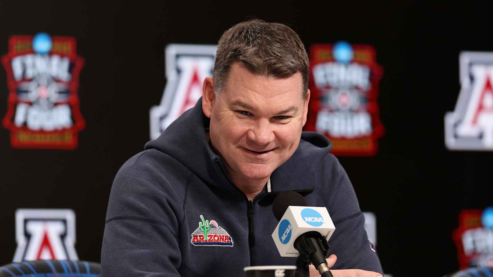 Arizona HC Tommy Lloyd takes home Naismith Coach of the Year after 36-3 season
