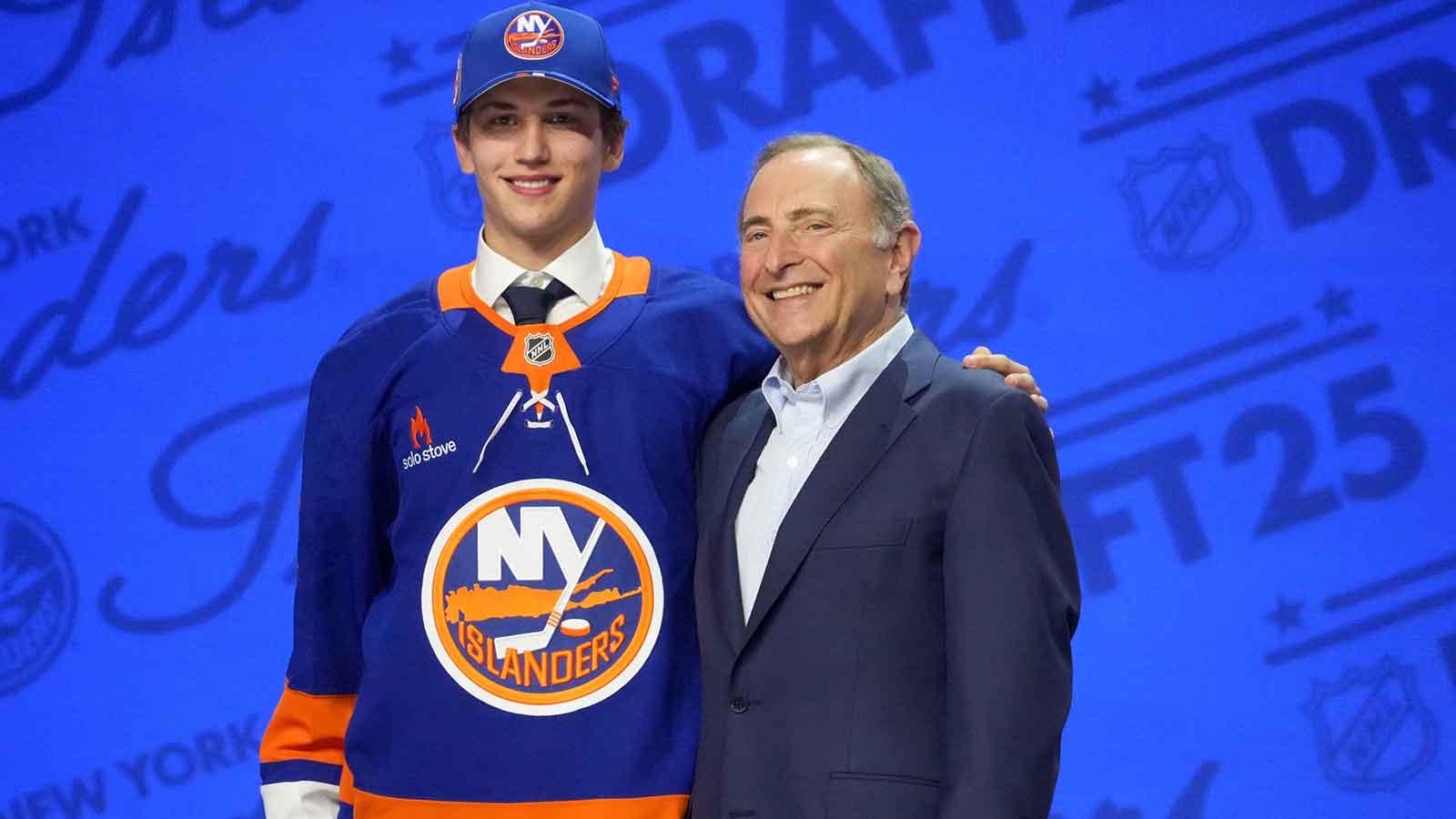 Islanders' Victor Eklund notches 1st career point on Bo Horvat's 300th goal