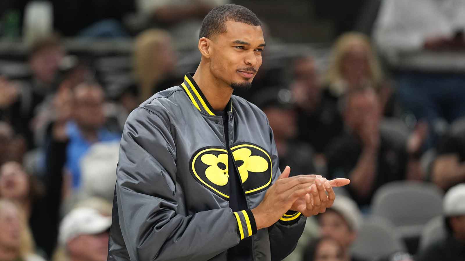 https://wp.clutchpoints.com/wp-content/uploads/2026/04/Victor-Wembanyama-fan-from-Italy-picked-brutal-timing-for-San-Antonio-game.jpg