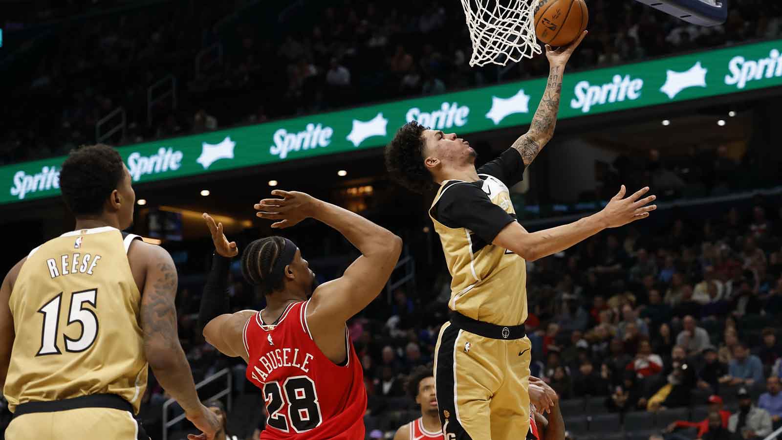 Guerschon Yabusele leaves Bulls showdown vs. Wizards with shoulder injury