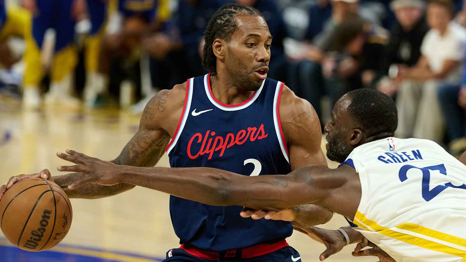 金州勇士隊前鋒德雷蒙德·格林（Draymond Green，23 歲）在大通中心球場第三節與洛杉磯快艇隊前鋒科懷·倫納德（Kawhi Leonard，2 歲）接球。