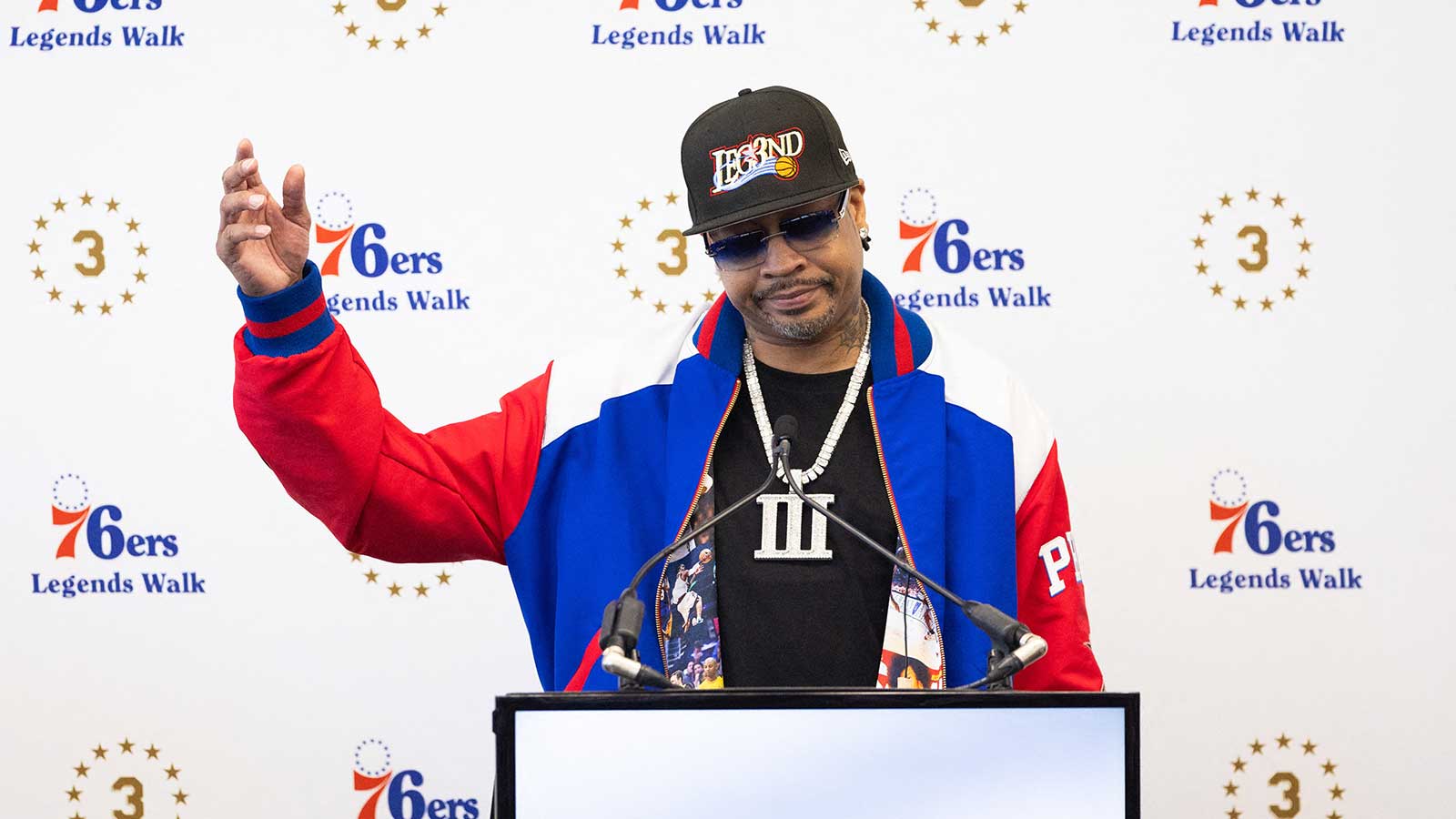 Allen Iverson reps Flyers’ Orange and Black at 76ers-Knicks