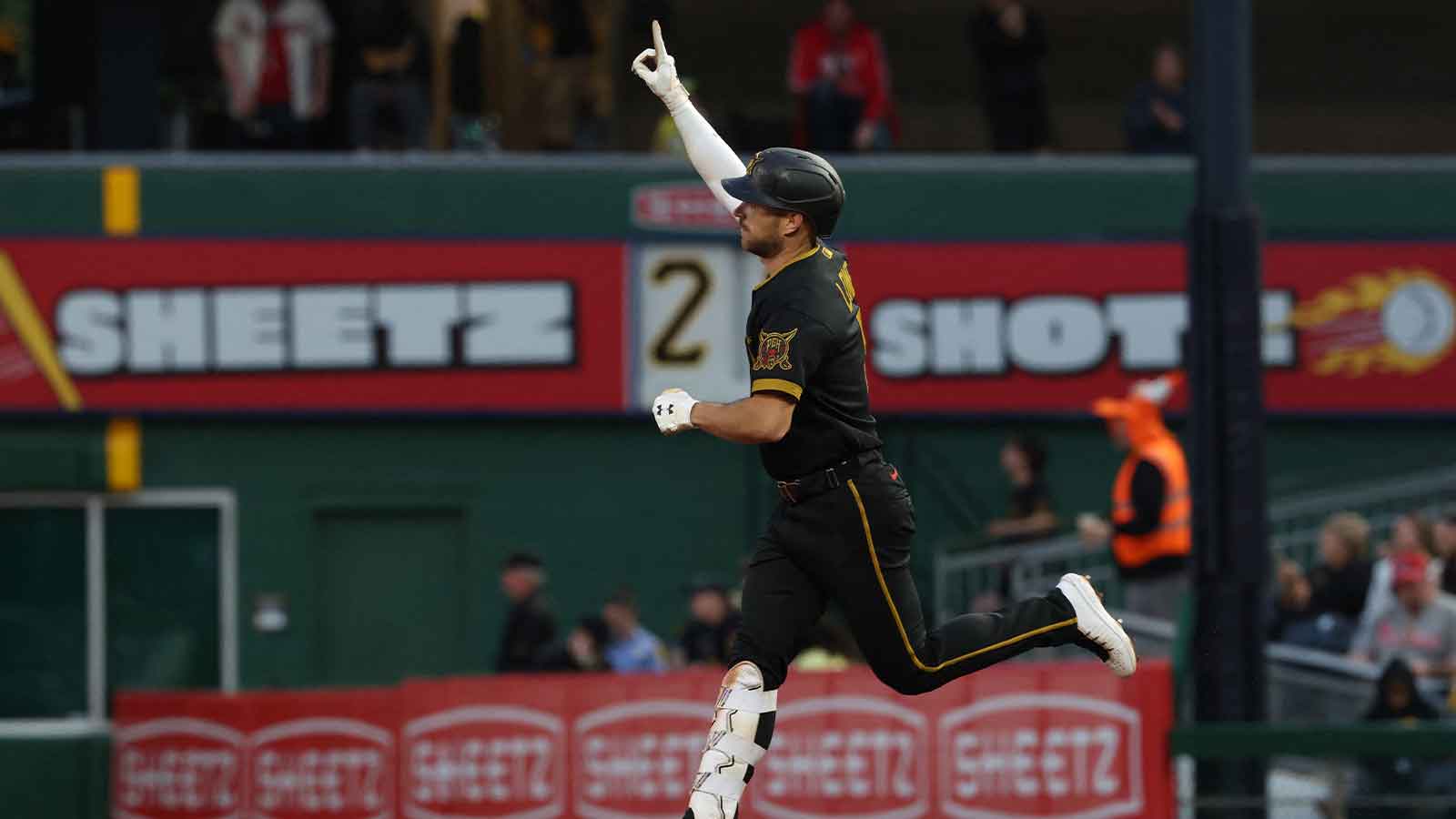 Pirates’ Brandon Lowe doubles down on home runs in Keystone State clash vs. Phillies