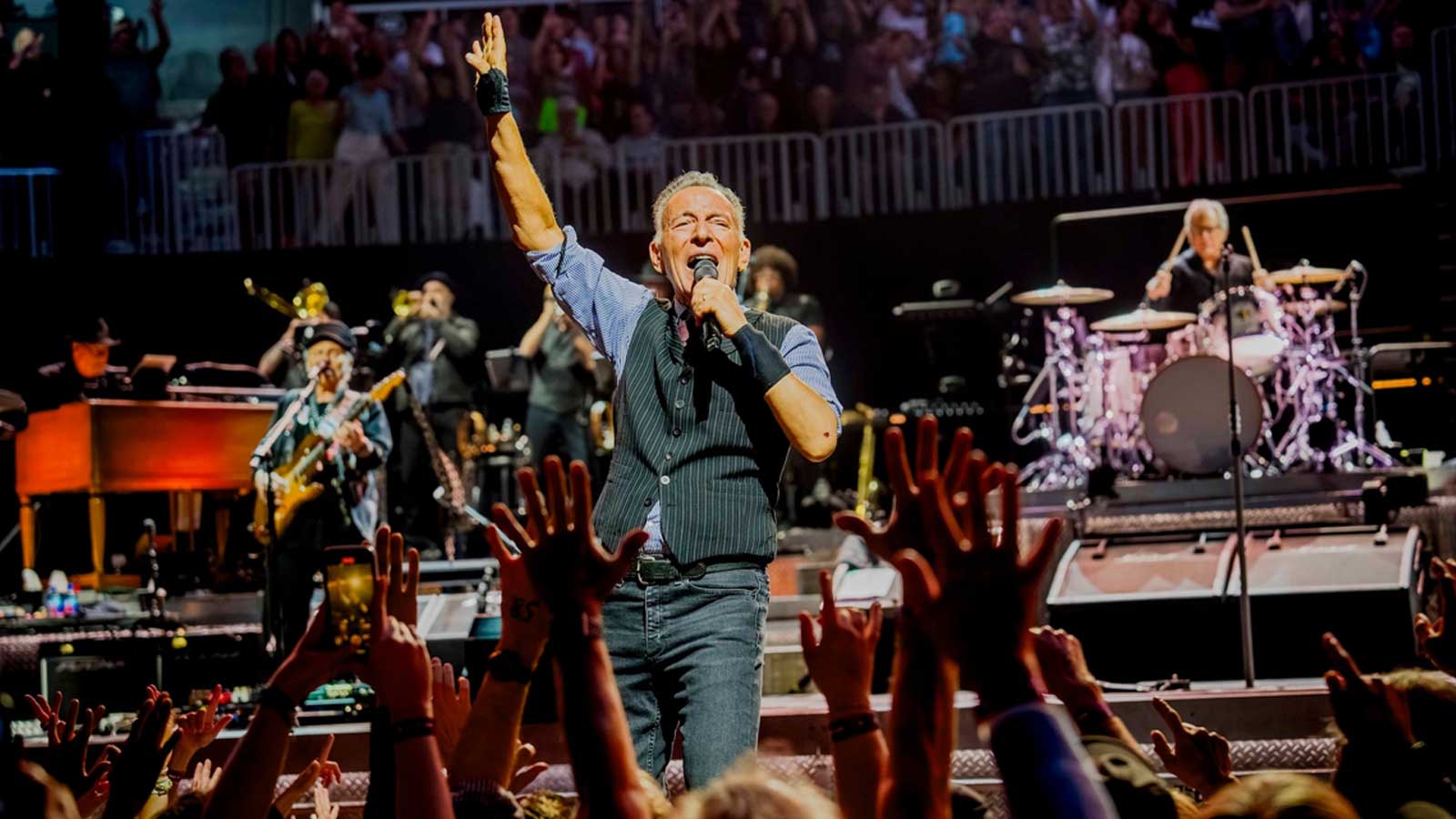 Review: Bruce Springsteen brings ‘hope’ and ‘dreams’ to epic 2026 tour Brooklyn stop